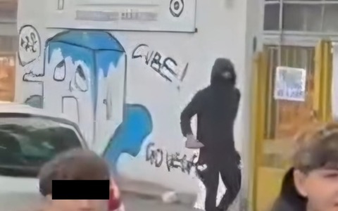 Fumogeni e sassi anche in Martesana: la violenza dei giovani si scatena contro le scuole