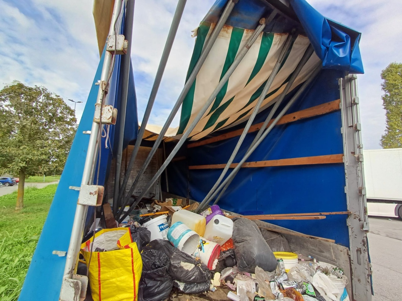 Camion trasformato in discarica: la Polizia Locale lo fa rimuovere e il conto lo paga proprietario