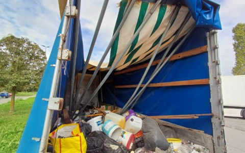 Camion trasformato in discarica: la Polizia Locale lo fa rimuovere e il conto lo paga il proprietario