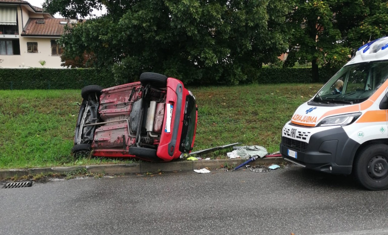 Perde il controllo dell’auto, finisce fuori strada e si ribalta: 61enne soccorsa in codice rosso