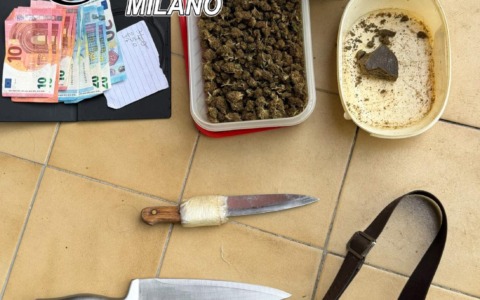 Trovato con droga, contanti e tre lame: 50enne in manette