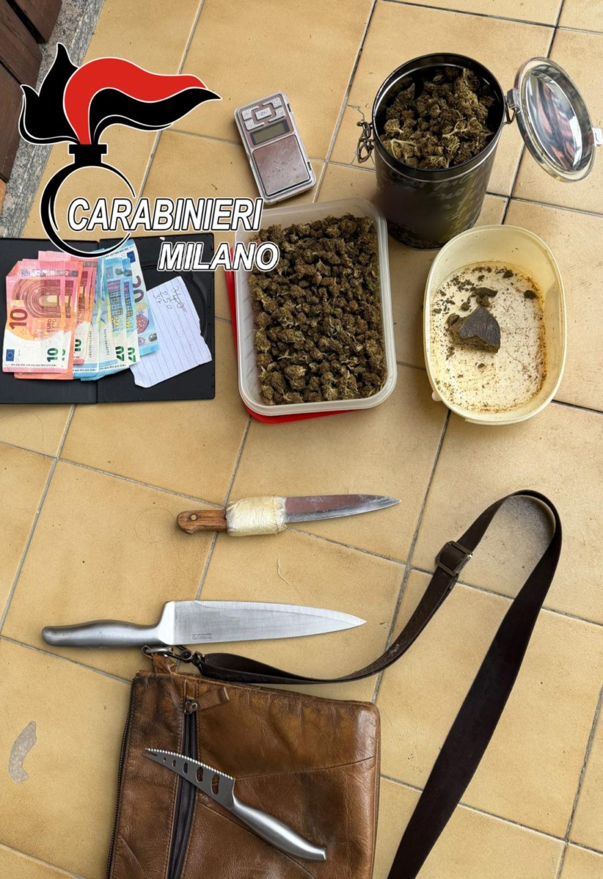 Trovato con droga, contanti e tre lame: 50enne in manette
