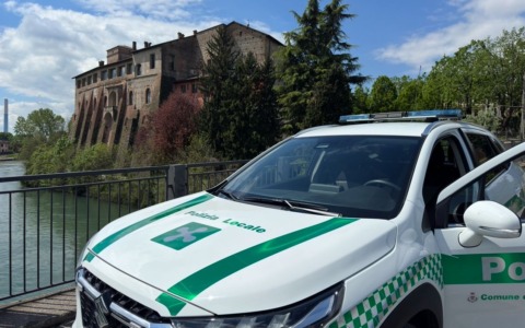 Targa alterata da “E” a “F”: l’occhio attento degli agenti smaschera il trucco