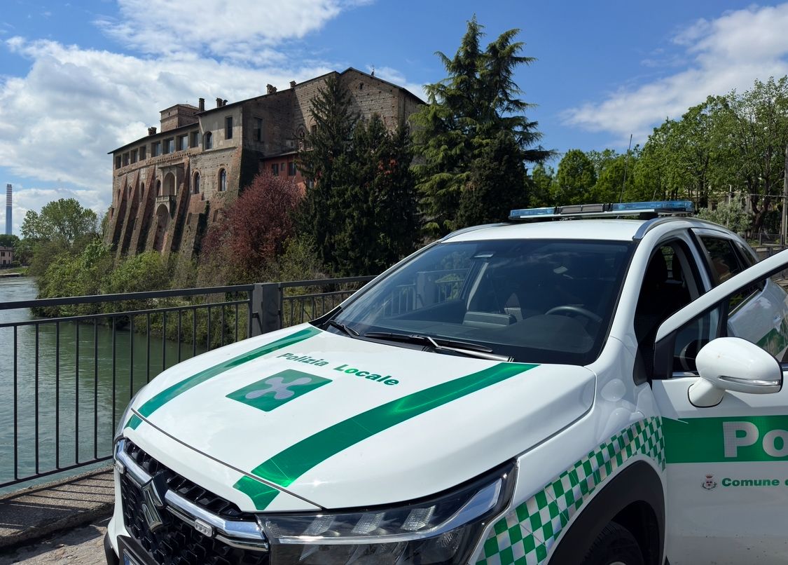 Targa alterata da “E” a “F”: l’occhio attento degli agenti smaschera il trucco