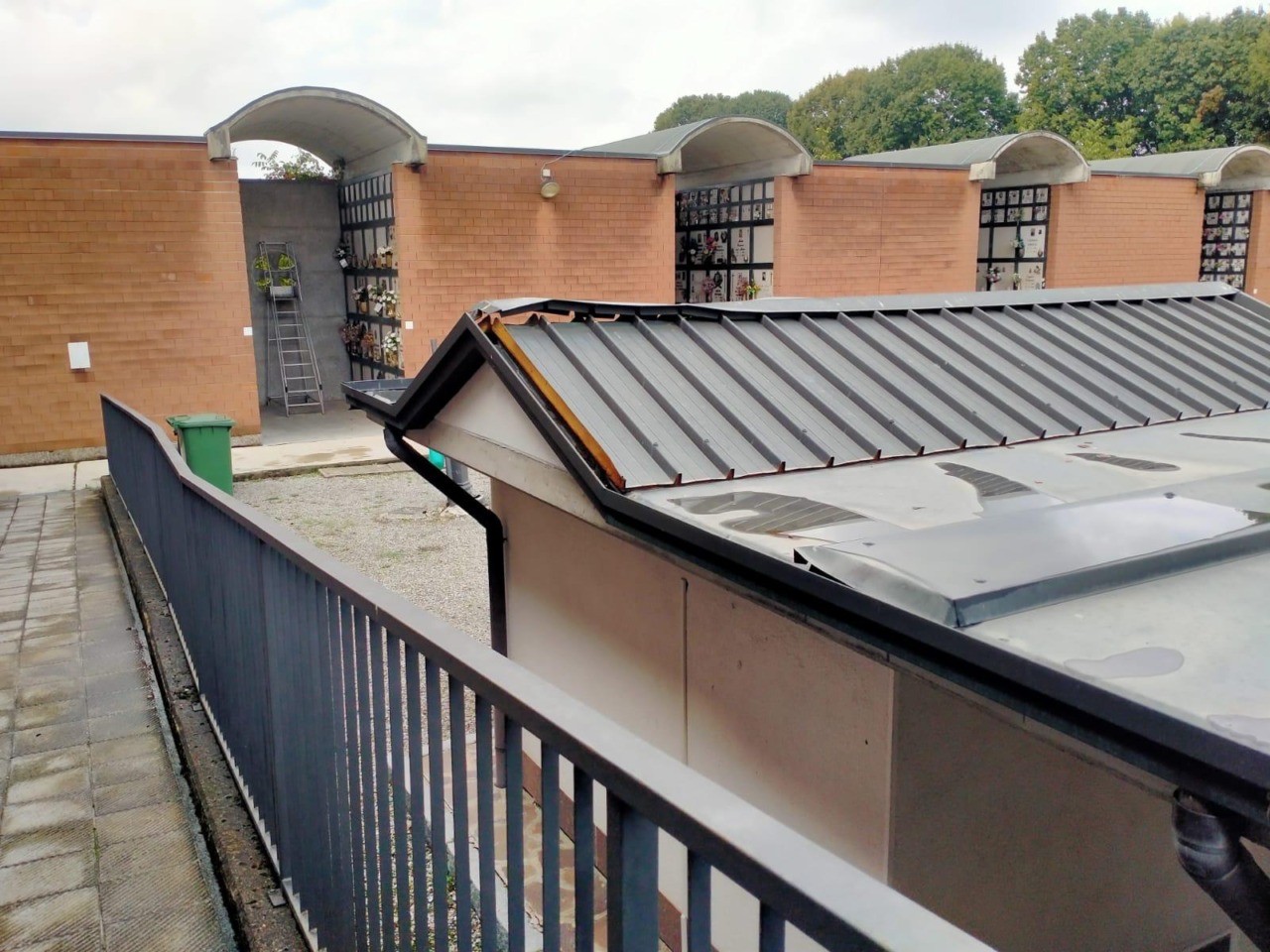 Tentativi di furto delle coperture in rame nei cimiteri, la denuncia del sindaco