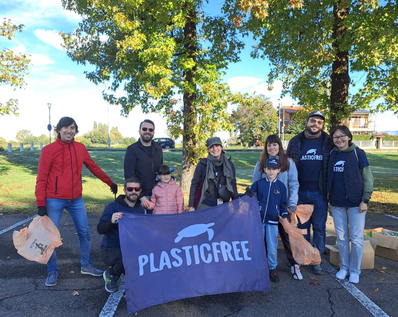 Plastic Free in azione tra pista ciclabile e zona industriale