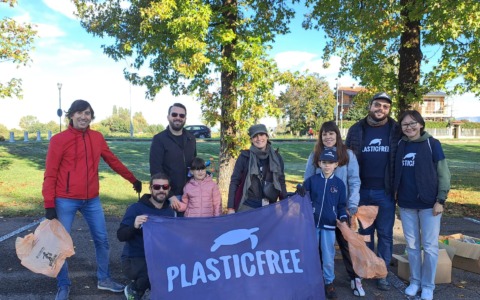 Plastic Free in azione tra pista ciclabile e zona industriale