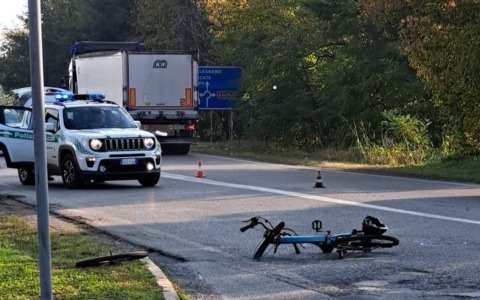 Ciclista di 68 anni investito sulla Sp13 finisce in ospedale