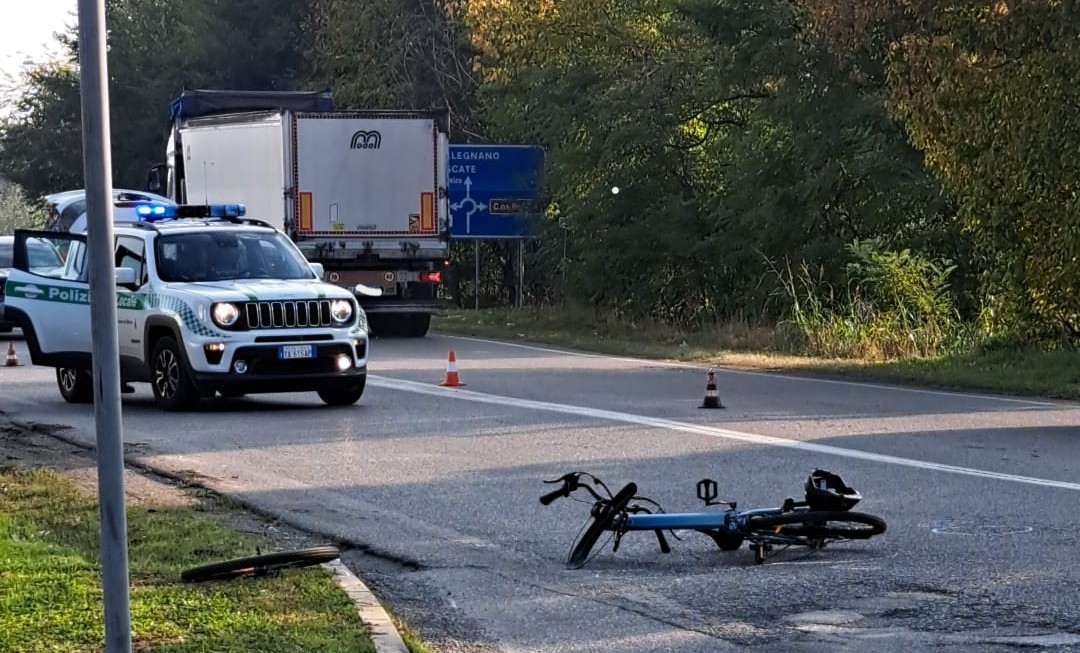 Ciclista di 68 anni investito sulla Sp13 finisce in ospedale