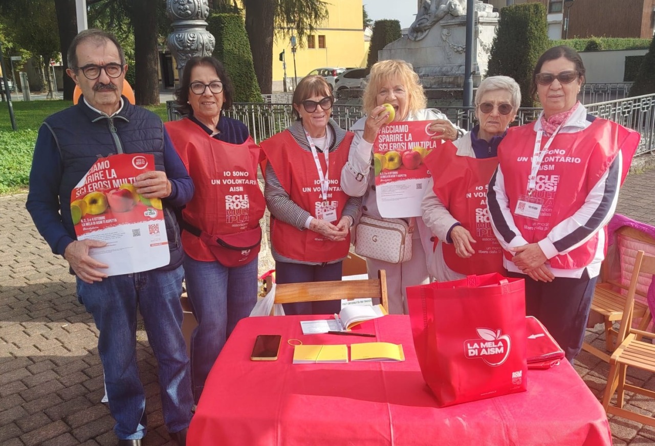 I volontari del gruppo Noi ci siamo in piazza per Aism