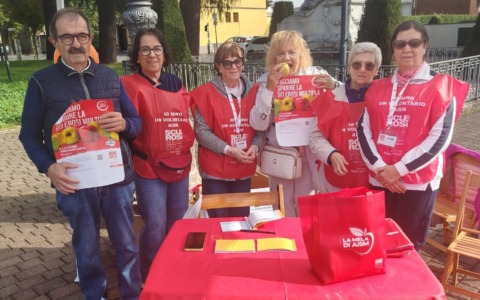 I volontari del gruppo Noi ci siamo in piazza per Aism
