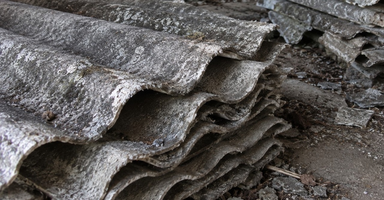 Lastre di eternit abbandonate in un cascinotto: scatta l’ordinanza