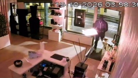 Sfonda la porta ed entra per devastare il locale: assalto incendiario al negozio di profumi