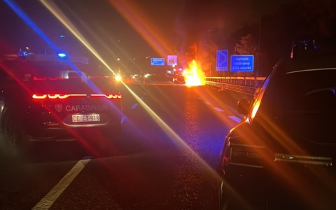 Auto in fiamme sulla Provinciale, conducente soccorso da un Carabiniere fuori servizio