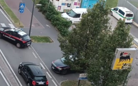 Maxi controllo delle Forze dell’ordine nel palazzo della rissa: sovraffollamento e criticità igienico-sanitarie