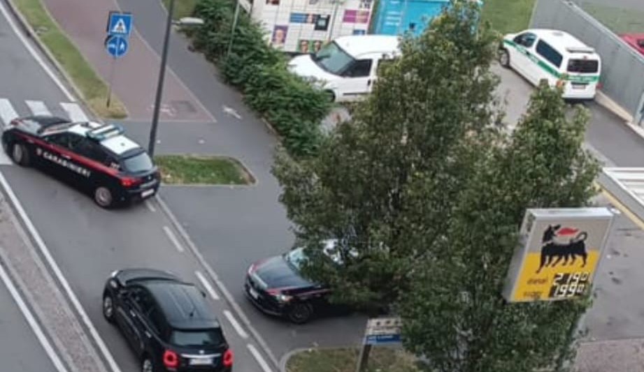 Maxi controllo delle Forze dell’ordine nel palazzo della rissa: sovraffollamento e criticità igienico-sanitarie