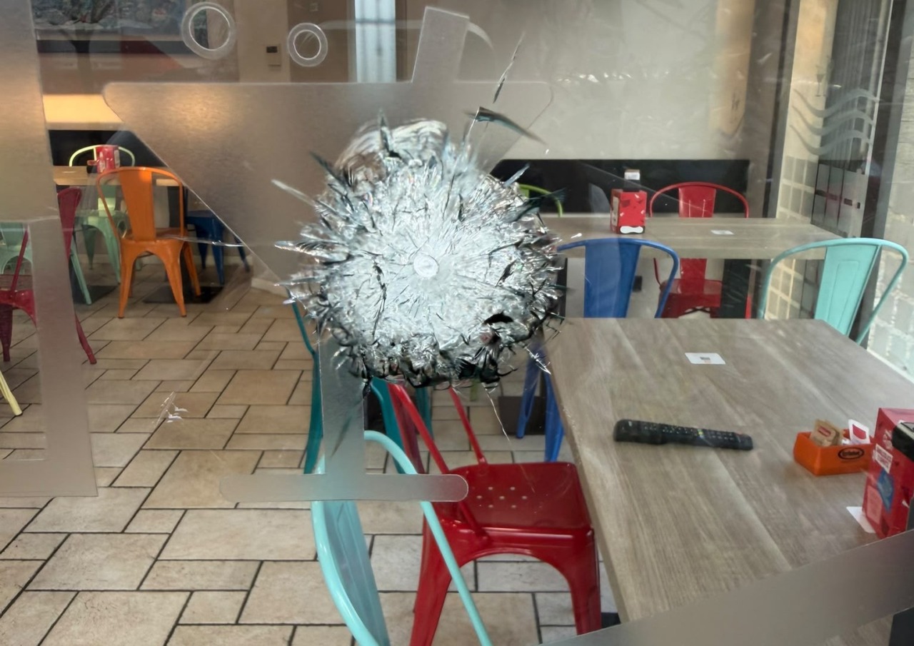 Colpi contro la vetrina di un bar: “La zona è in preda al degrado”