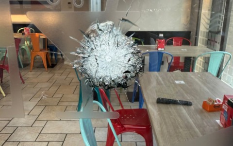 Colpi contro la vetrina di un bar: “La zona è in preda al degrado”