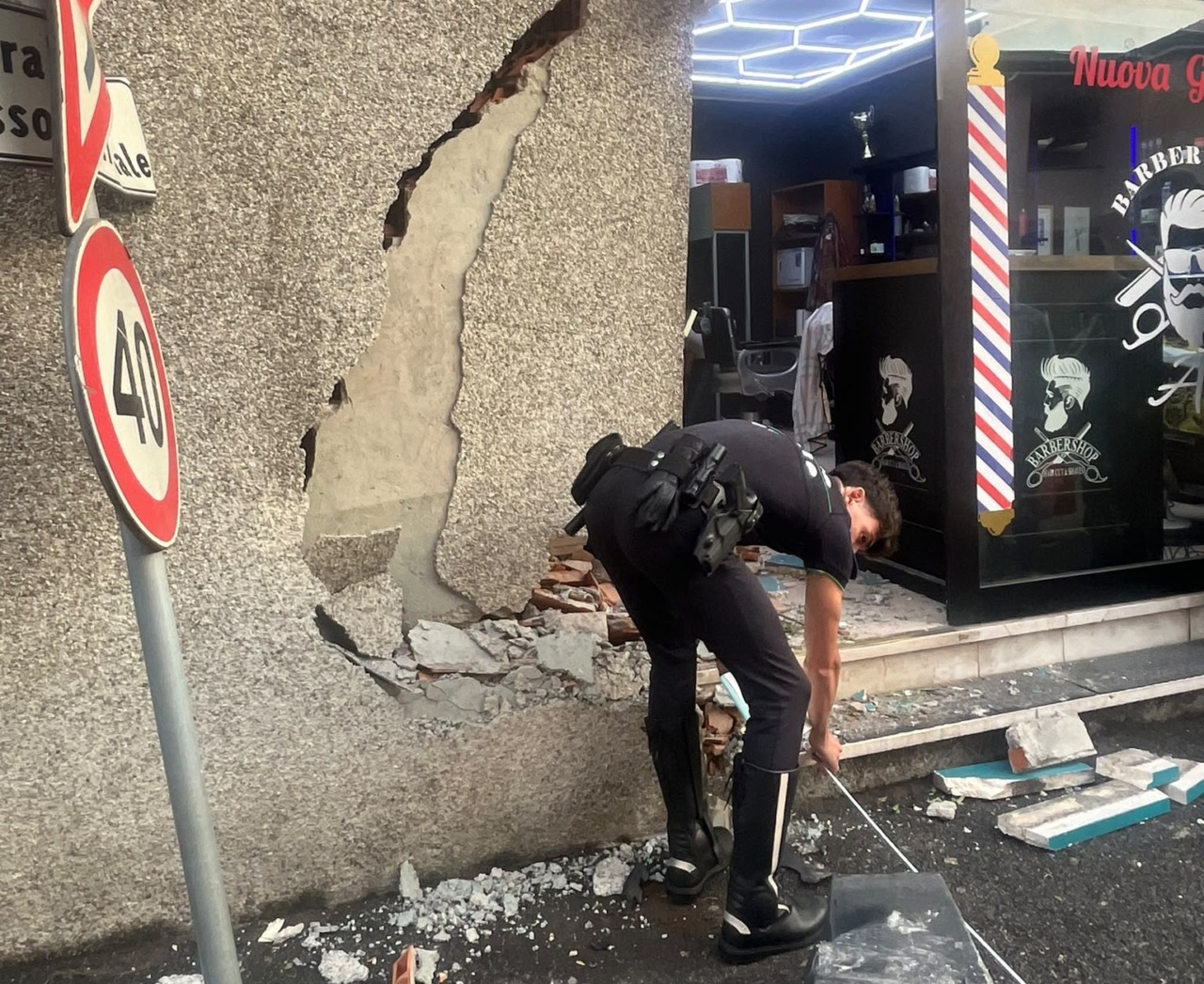 Si schianta con il Suv in un negozio, poi fa la retromarcia e centra un’auto
