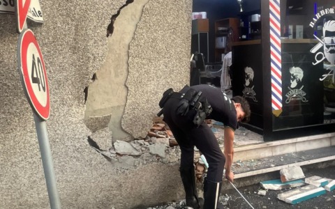 Si schianta con il Suv in un negozio, poi fa la retromarcia e centra un’auto
