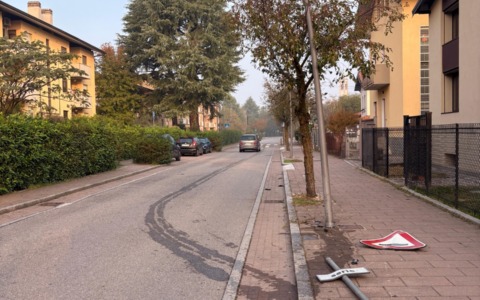 Con l’auto abbatte un cartello stradale e danneggia un lampione: preso grazie a una scia di olio