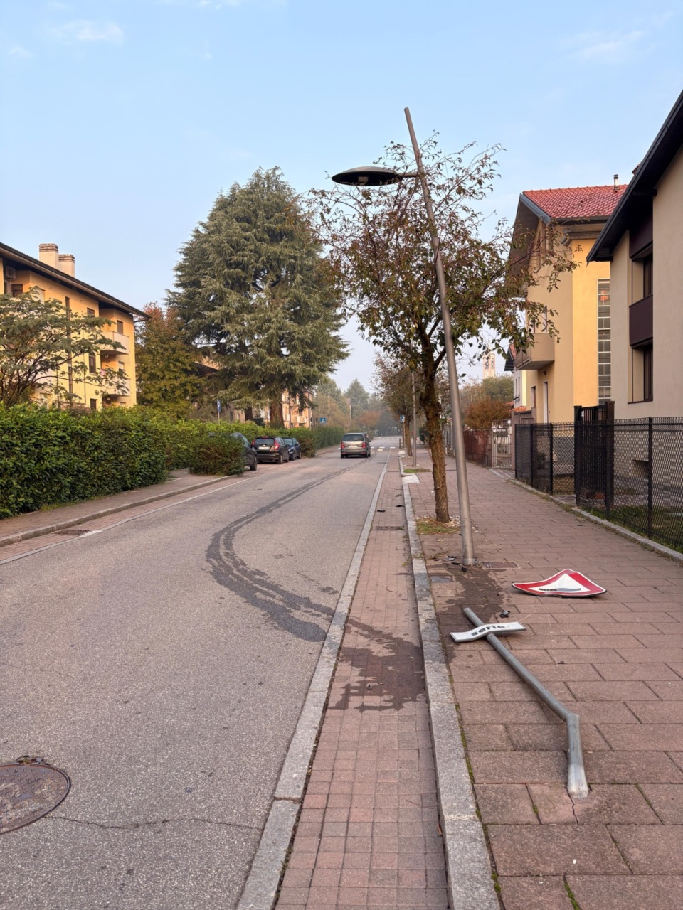 Con l’auto abbatte un cartello stradale e danneggia un lampione: preso grazie a una scia di olio
