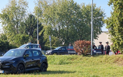 Furto nel parcheggio scatta l’inseguimento: contromano in Cassanese, la corsa finisce dentro al Parco dell’Auxologico