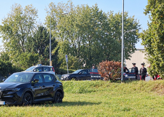 Furto nel parcheggio scatta l’inseguimento: contromano in Cassanese, la corsa finisce dentro al Parco dell’Auxologico
