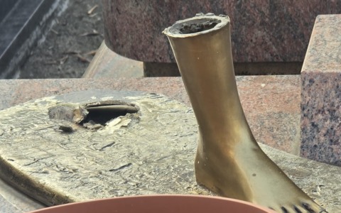 Cimitero saccheggiato dai ladri: rubati vasi, statue e suppellettili. Devastate le tombe