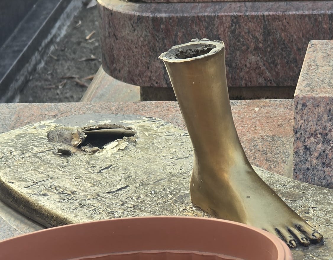 Cimitero saccheggiato dai ladri: rubati vasi, statue e suppellettili. Devastate le tombe