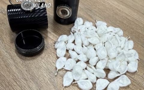 Finge di essere il gemello per evitare i controlli: in auto nascondeva 79 palline di cocaina