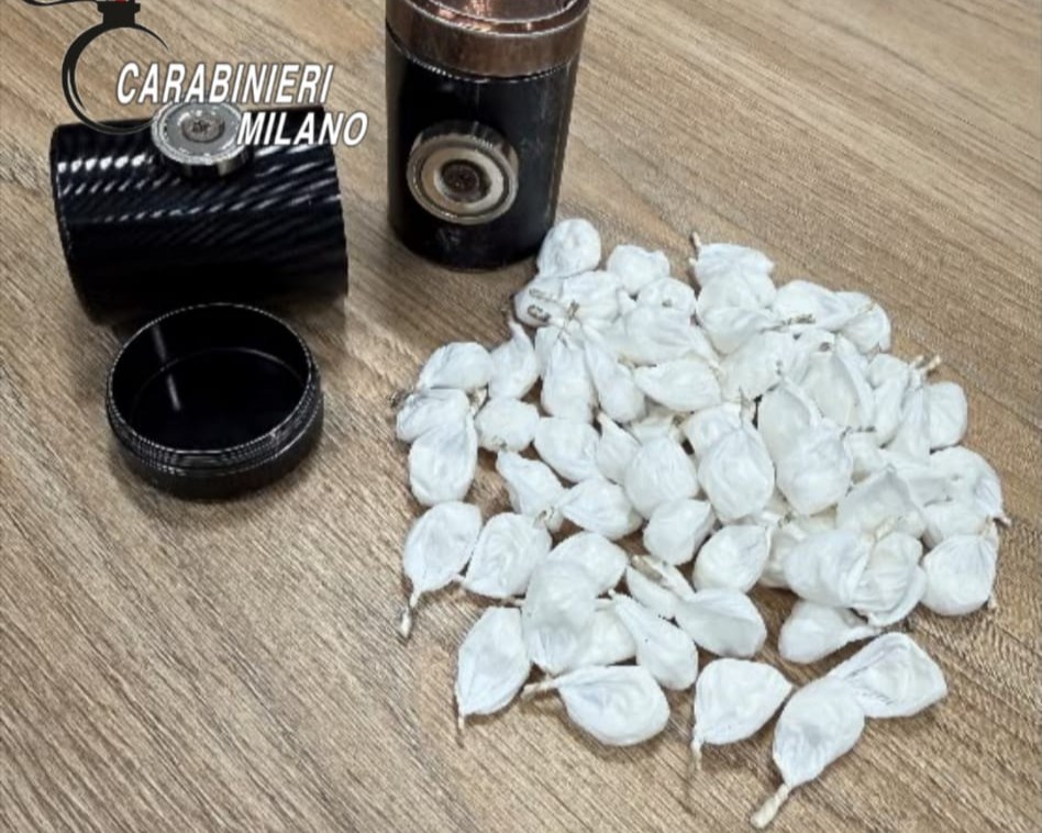 Finge di essere il gemello per evitare i controlli: in auto nascondeva 79 palline di cocaina