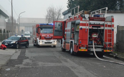 Sospetta fuoriuscita di acido nitrico, evacuata un’azienda: una persona finisce in ospedale