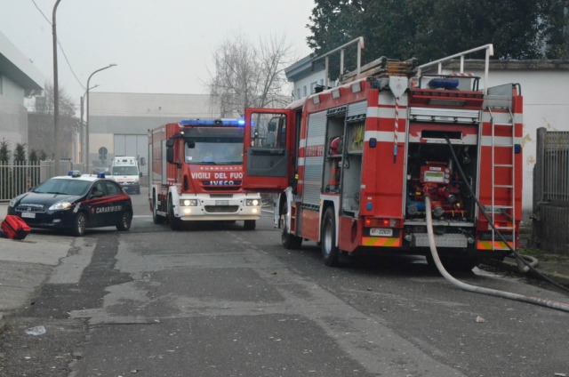 Sospetta fuoriuscita di acido nitrico, evacuata un’azienda: una persona finisce in ospedale
