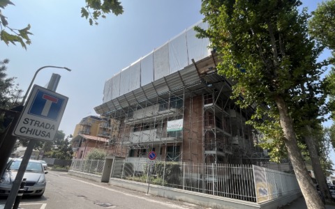 Palazzina inagibile dopo l’incendio: il Comune sospende Imu e Tari e pensa a contributi per le famiglie senza casa