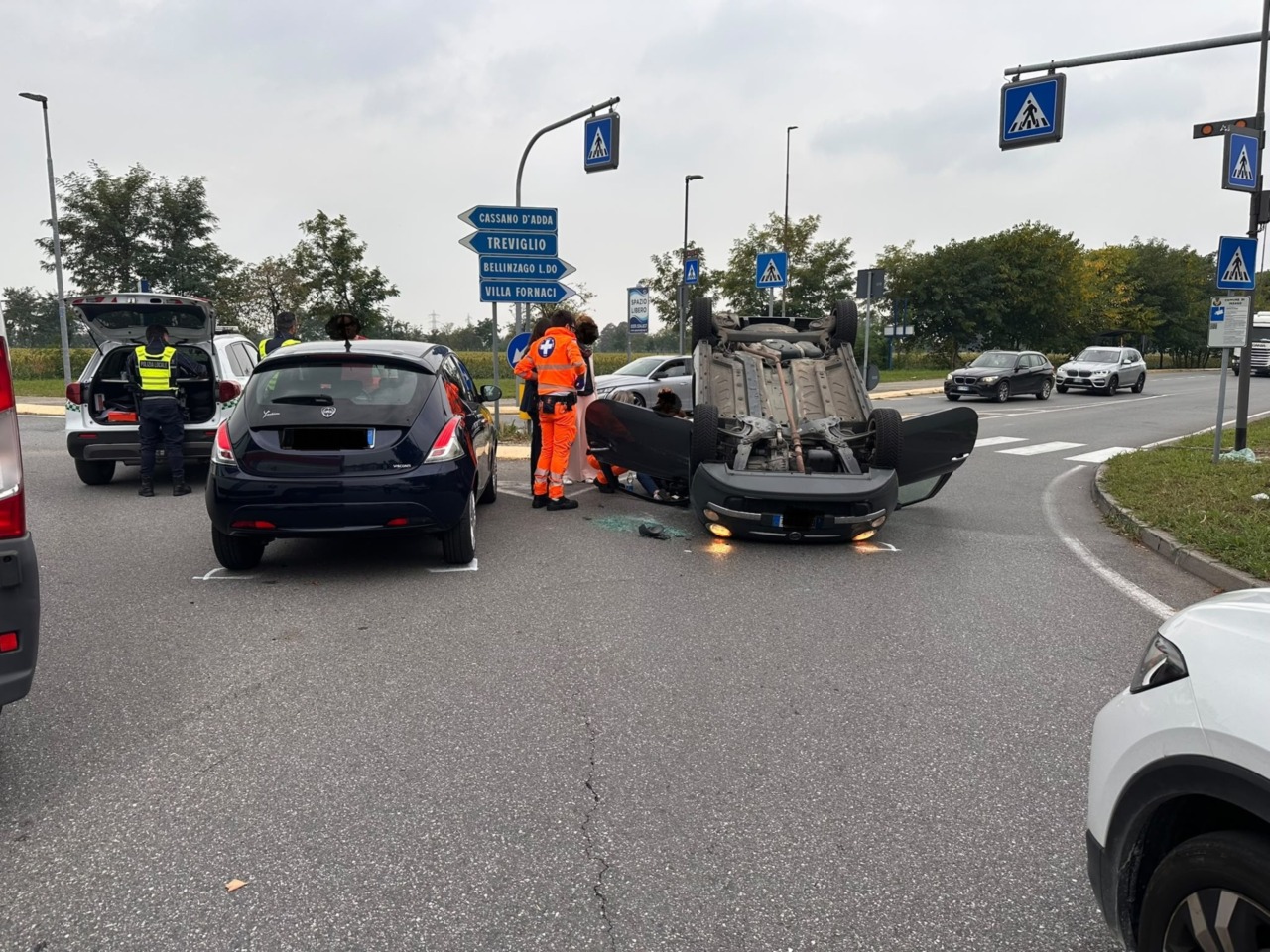 Auto ribaltata sulla Padana Superiore: 51enne in ospedale