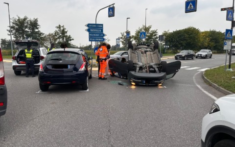 Auto ribaltata sulla Padana Superiore: 51enne in ospedale