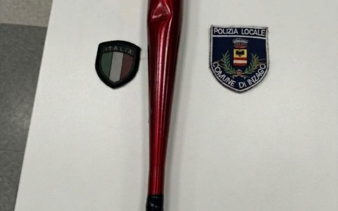Incappucciato e in monopattino colpisce una donna con una mazza da baseball. Preso dalla Polizia Locale