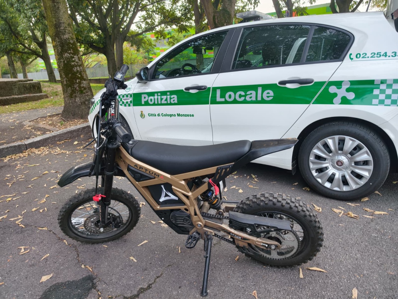 Undicenne guida una moto elettrica (senza targa) che va a 70 chilometri orari: 7mila euro di multe
