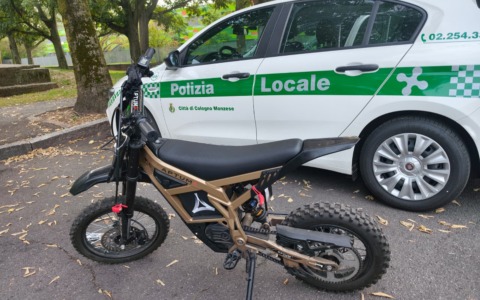Undicenne guida una moto elettrica (senza targa) che va a 70 chilometri orari: 7mila euro di multe
