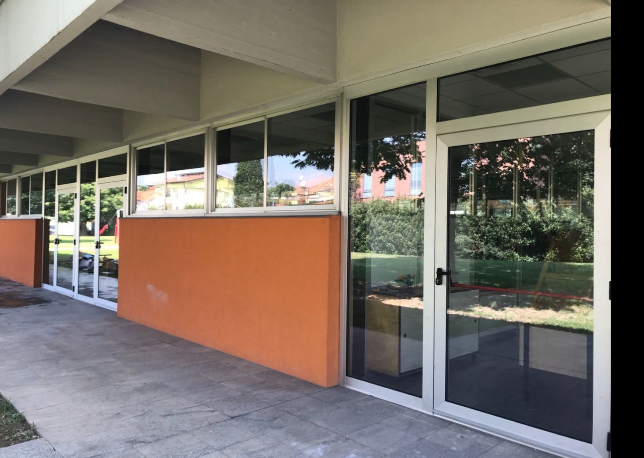 Bagni rotti e niente carta igienica a scuola. L’ira dell’opposizione