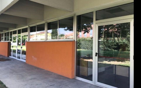 Bagni rotti e niente carta igienica a scuola. L’ira dell’opposizione