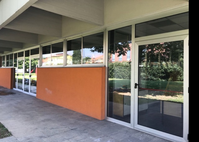 Bagni rotti e niente carta igienica a scuola. L’ira dell’opposizione