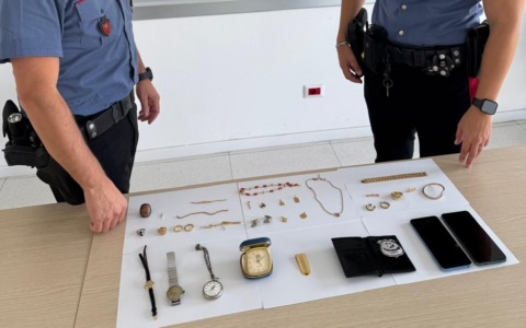 Si finge carabiniera per rapinare una 89enne, smascherata e arrestata
