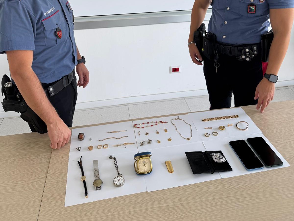 Si finge carabiniera per rapinare una 89enne, smascherata e arrestata