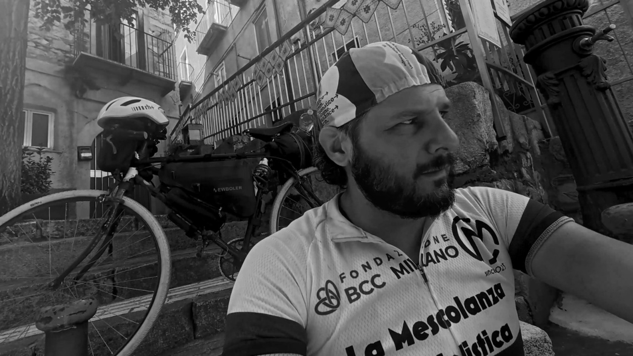 Settecento chilometri lungo l’Adriatico su una bici degli anni Venti